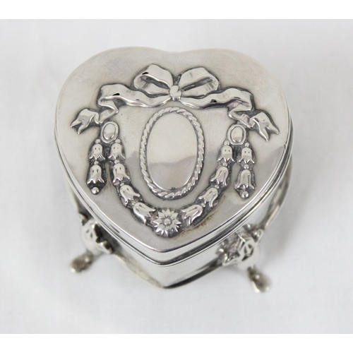 1034 - A small silver heart shaped trinket box, Birmingham 1905, makers mark rubbed, approx 45mm wide