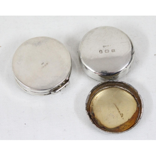 1035 - 2 small silver pill boxes, one with enamel top marked for Birmingham 1912 & the other with import ma... 