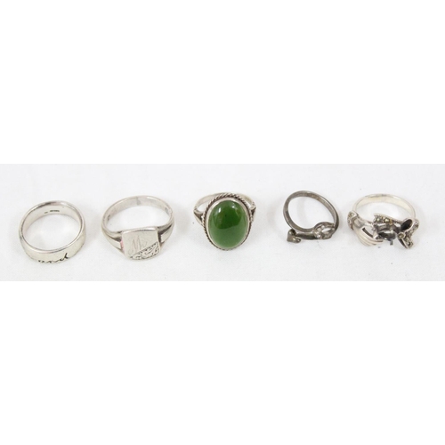 1103 - 5 assorted silver rings to inc large gents signet ring