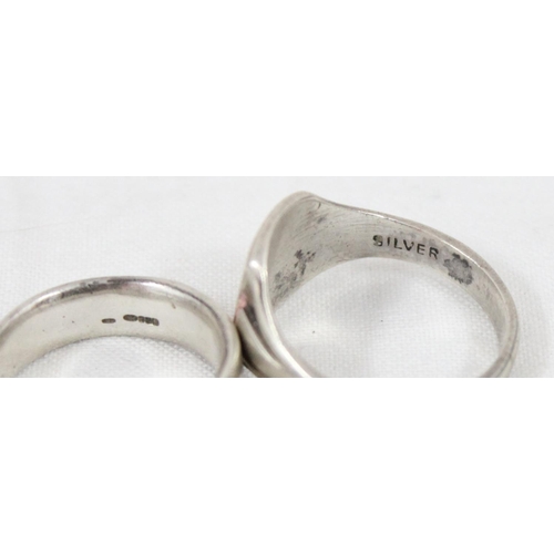 1103 - 5 assorted silver rings to inc large gents signet ring