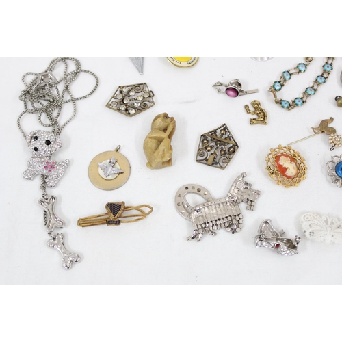 1112 - Qty of assorted vintage costume jewellery to inc buckles, brooches, earring etc