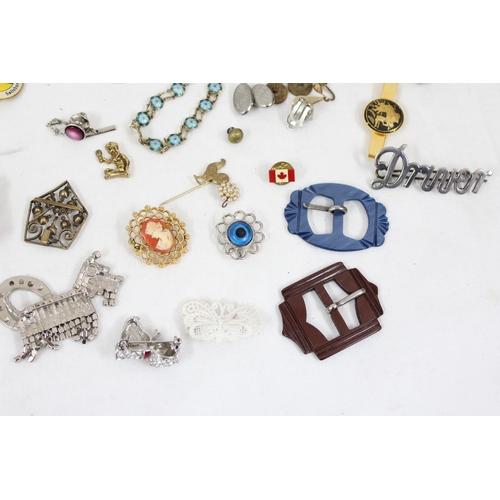 1112 - Qty of assorted vintage costume jewellery to inc buckles, brooches, earring etc