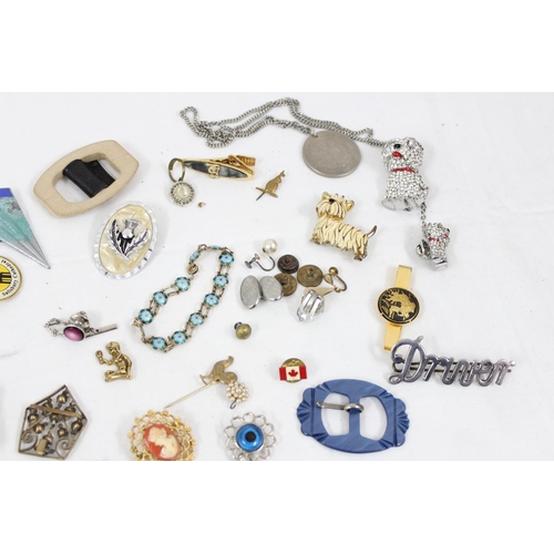 1112 - Qty of assorted vintage costume jewellery to inc buckles, brooches, earring etc