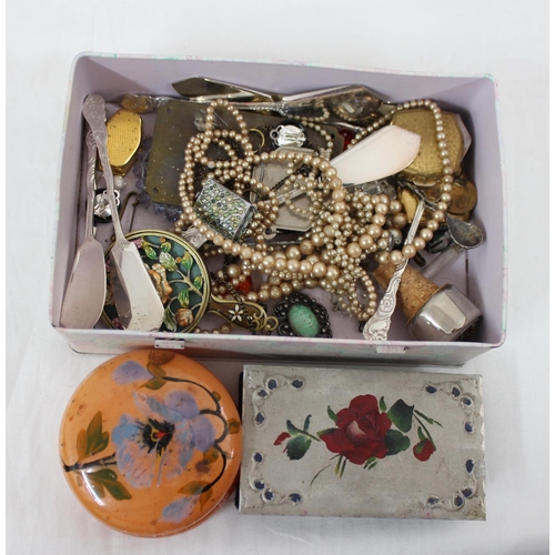 1113 - Large qty of assorted costume jewellery and other small items