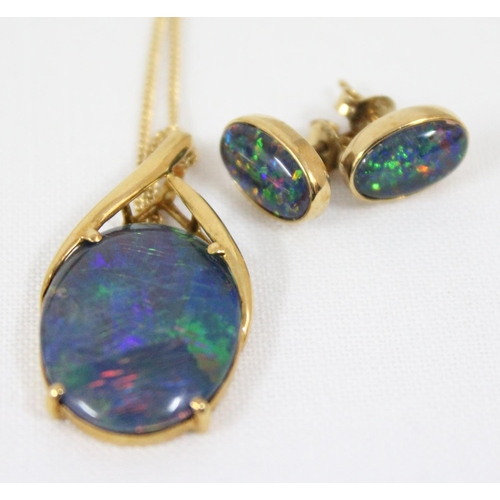 1114 - An 18ct gold mounted black opal triplet set comprising of a pendant on an Italian 18ct gold chain an... 