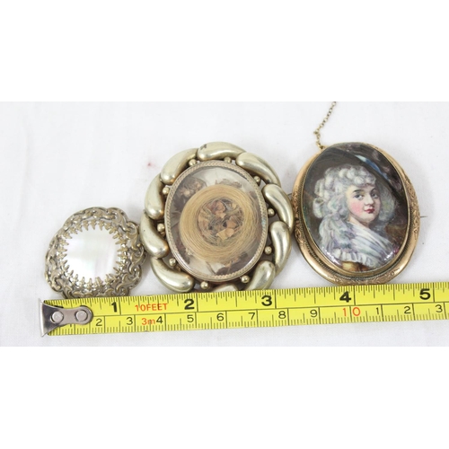 1127 - 3 assorted vintage brooches, gold plated mourning brooch with hair and photograph, a gold plated bro... 