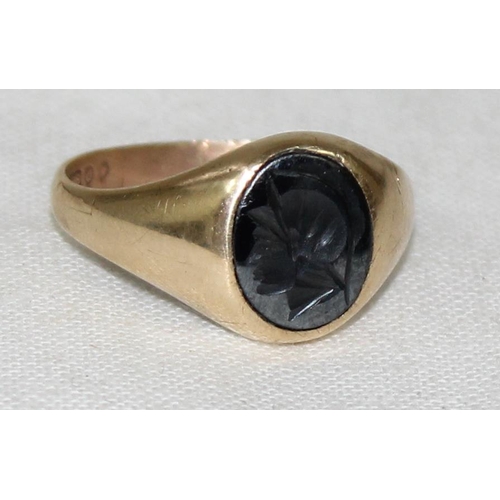 1131 - 9ct gold signet ring set with a carved onyx intaglio of a Roman soldier's head, marked for London 19... 