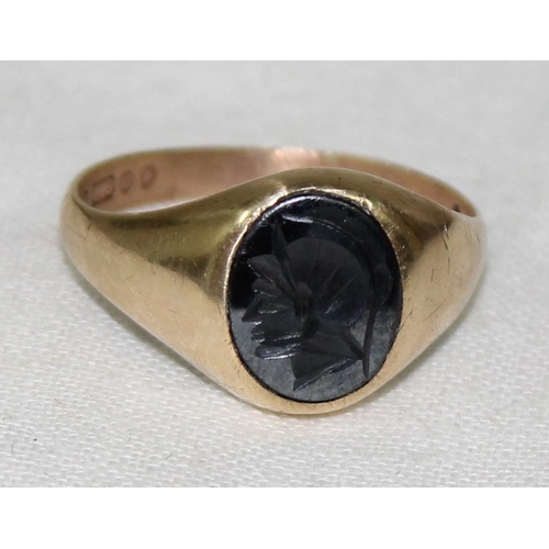 1131 - 9ct gold signet ring set with a carved onyx intaglio of a Roman soldier's head, marked for London 19... 