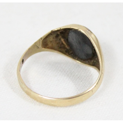 1131 - 9ct gold signet ring set with a carved onyx intaglio of a Roman soldier's head, marked for London 19... 