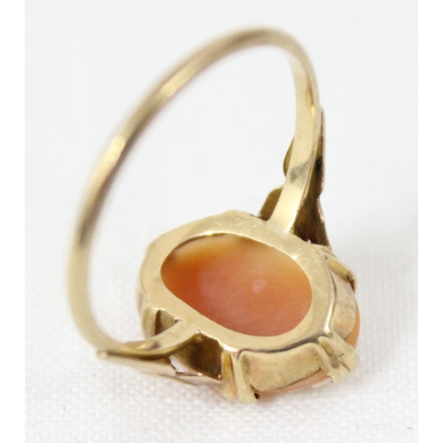 1132 - 9ct gold mounted shell cameo ring, approx size R, approx 2.03g gross