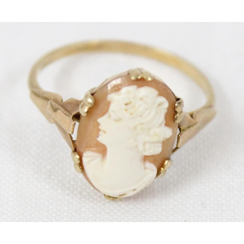 1132 - 9ct gold mounted shell cameo ring, approx size R, approx 2.03g gross