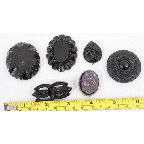 1110A - 6 assorted antique brooches and others to inc Whitby Jet