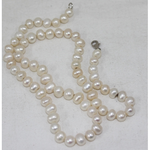 1148 - A modern pearl necklace with 925 silver clasp, approx 45cm long, the largest pearl approx 8mm in dia... 