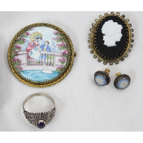 1156 - Small qty of assorted vintage jewellery to inc an interesting Bilston enamel on copper type brooch a... 