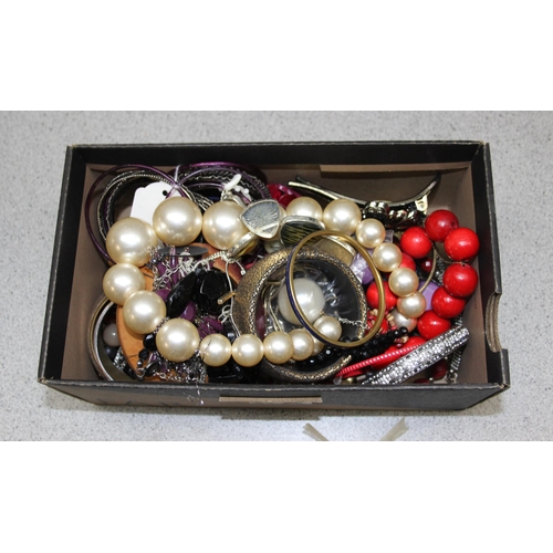 1145 - Approx. 5.5kg of mixed costume jewellery