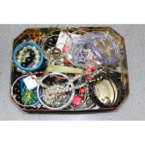 1146 - Approx. 5.7kg of mixed costume jewellery