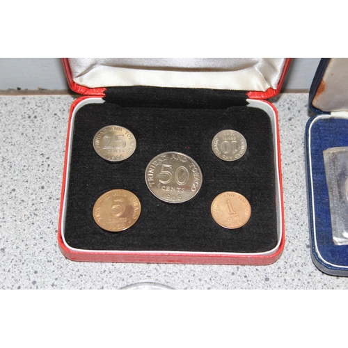 1188 - Qty of assorted coins to inc 5 cased coins including a 1966 Trinidad & Tobago proof set