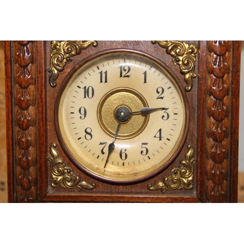 1353 - An early 20th century oak cased mantel clock with key