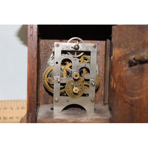 1353 - An early 20th century oak cased mantel clock with key