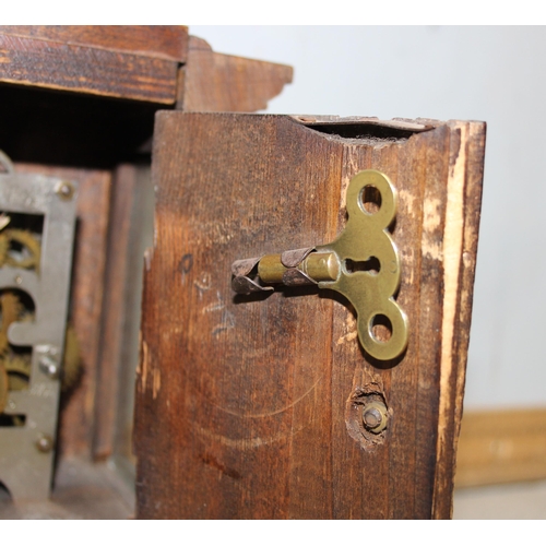 1353 - An early 20th century oak cased mantel clock with key