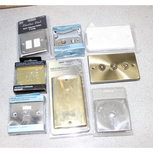 833 - Large qty of assorted light switches and other electronic fittings