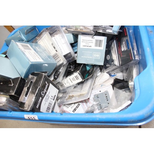 833 - Large qty of assorted light switches and other electronic fittings