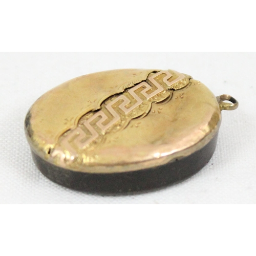 1137 - A mounted intaglio fob seal of a heraldic shield, approx 30mm tall, with gold plated back