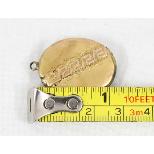 1137 - A mounted intaglio fob seal of a heraldic shield, approx 30mm tall, with gold plated back