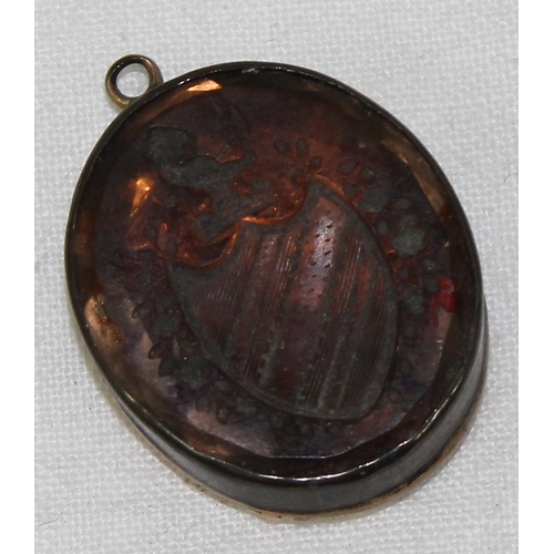 1137 - A mounted intaglio fob seal of a heraldic shield, approx 30mm tall, with gold plated back