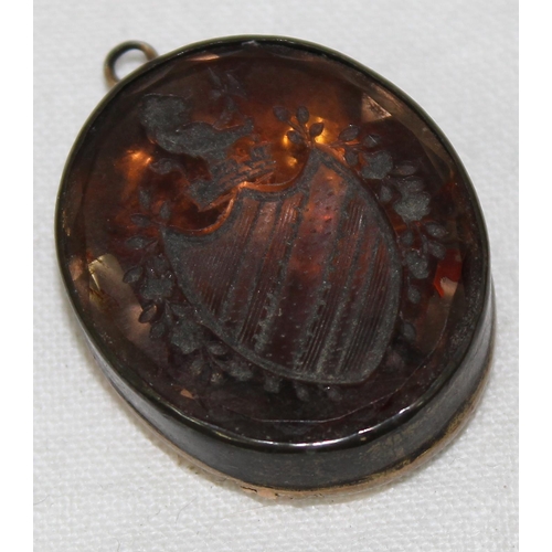 1137 - A mounted intaglio fob seal of a heraldic shield, approx 30mm tall, with gold plated back