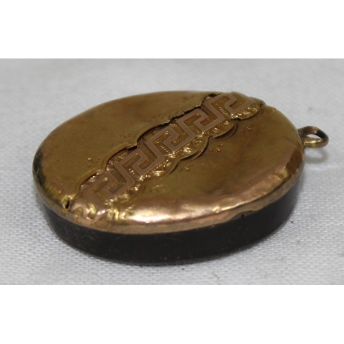 1137 - A mounted intaglio fob seal of a heraldic shield, approx 30mm tall, with gold plated back