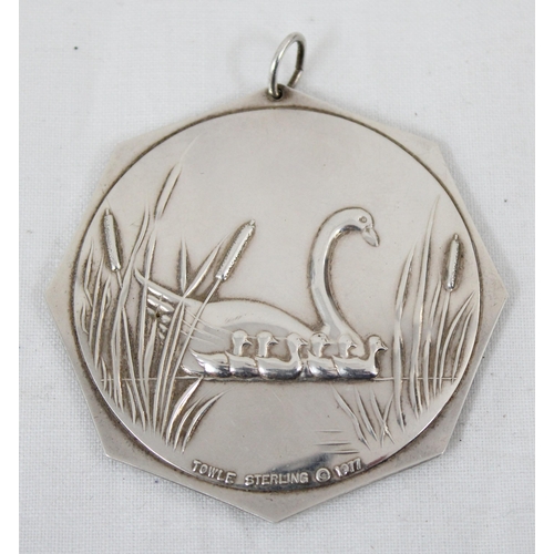 1141 - An American sterling silver pendant depicting swans made by Towel Silversmiths, approx 5cm wide, app... 