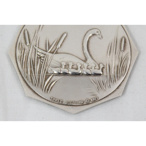 1141 - An American sterling silver pendant depicting swans made by Towel Silversmiths, approx 5cm wide, app... 