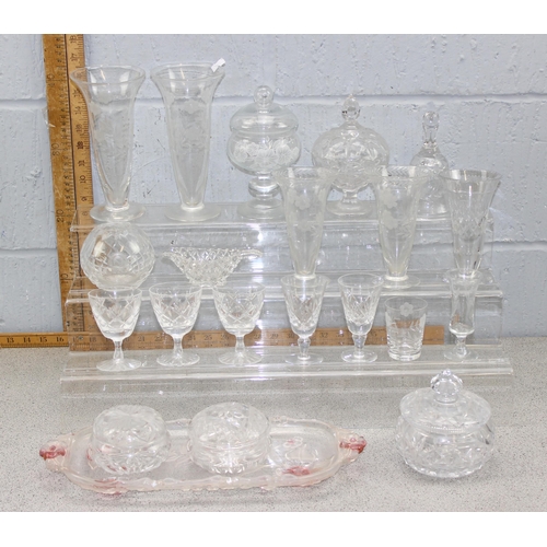 1814 - Mixed box of vintage cut glass to include wine & sherry glasses