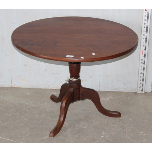 57 - A 19th century mahogany tilt top table, approx 75cm in diameter