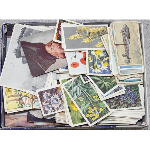 504 - Qty of assorted loose cigarette cards and tea cards etc