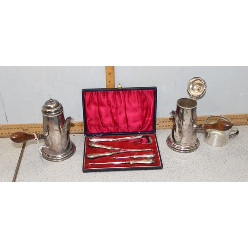 1007 - A boxed silver plated glove stretcher and shoe horn set, a pair of silver plated coffee pots and a s... 