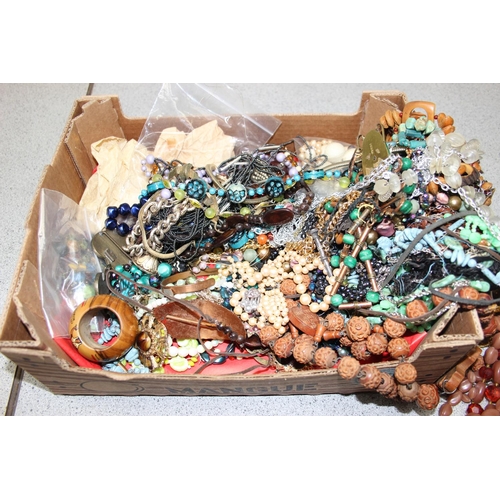 1115 - Qty of assorted costume jewellery, approx 3.9kg gross