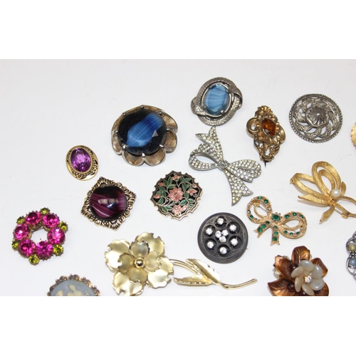 1117 - A large qty of vintage costume jewellery brooches