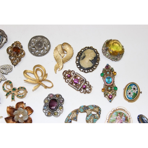 1117 - A large qty of vintage costume jewellery brooches