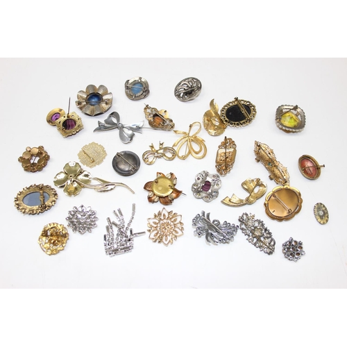 1117 - A large qty of vintage costume jewellery brooches