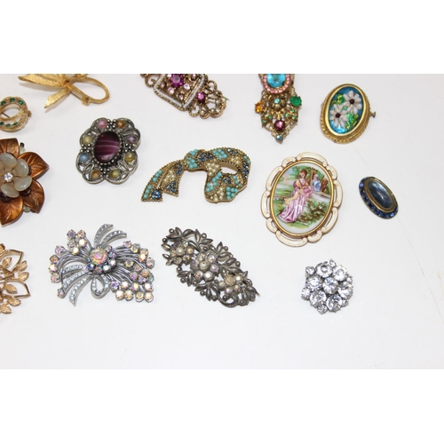 1117 - A large qty of vintage costume jewellery brooches