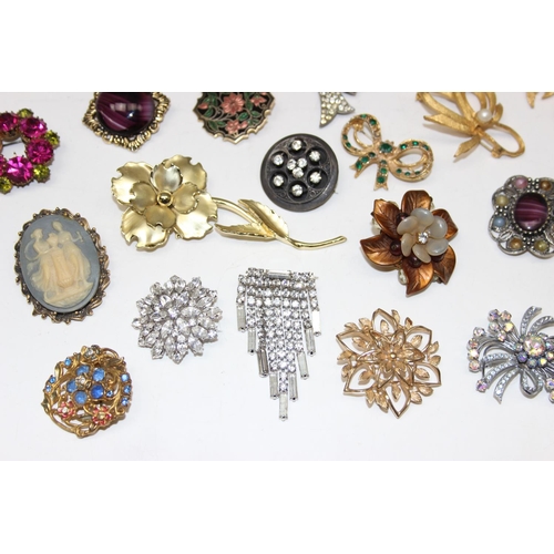 1117 - A large qty of vintage costume jewellery brooches