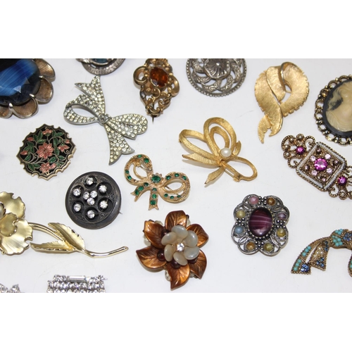 1117 - A large qty of vintage costume jewellery brooches