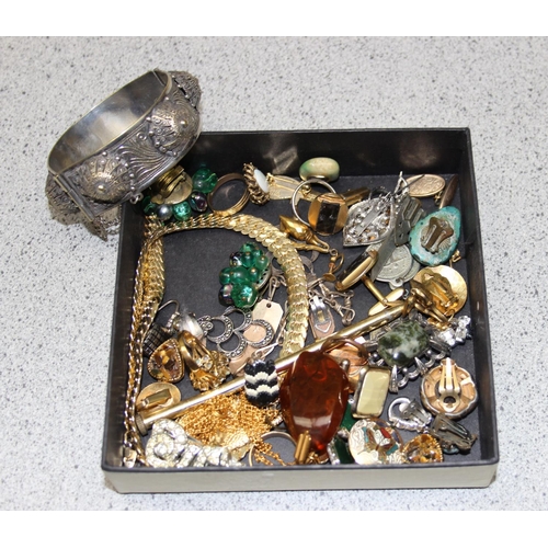 1118 - A large qty of assorted costume jewellery, much vintage gold plated etc