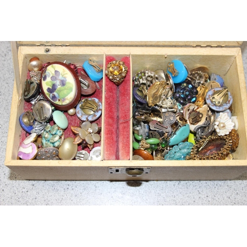 1118 - A large qty of assorted costume jewellery, much vintage gold plated etc