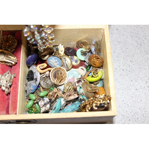 1118 - A large qty of assorted costume jewellery, much vintage gold plated etc