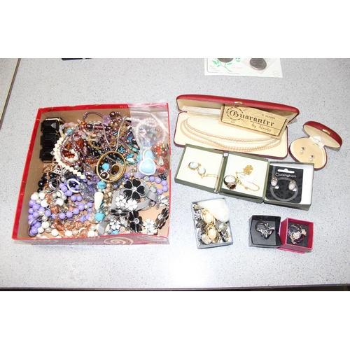 1133 - A large qty of assorted costume jewellery, approx 3.3kg gross