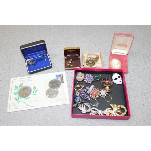 1133 - A large qty of assorted costume jewellery, approx 3.3kg gross