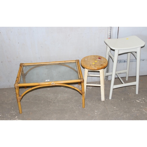 121 - A retro glass topped bamboo coffee table and 2 stools (3)